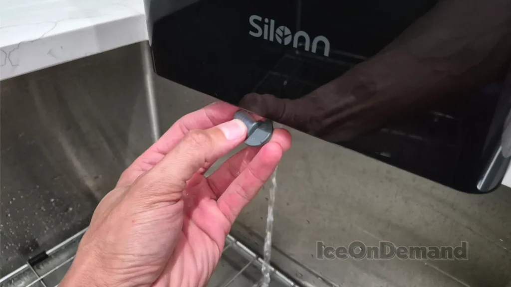 plug that is removed to drain the water in the silonn slim33b ice maker